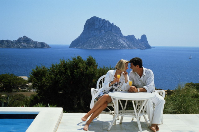 Пара отдыхает в Греции и не упускает возможность пополнить свою домашнюю коллекцию новыми снимками 